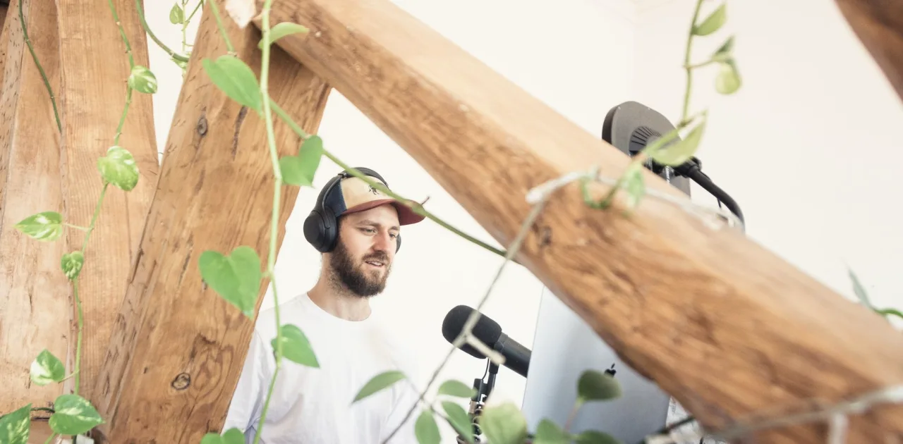 A Bare Wall Behind Tomás: Redesigning His Interview Backdrop